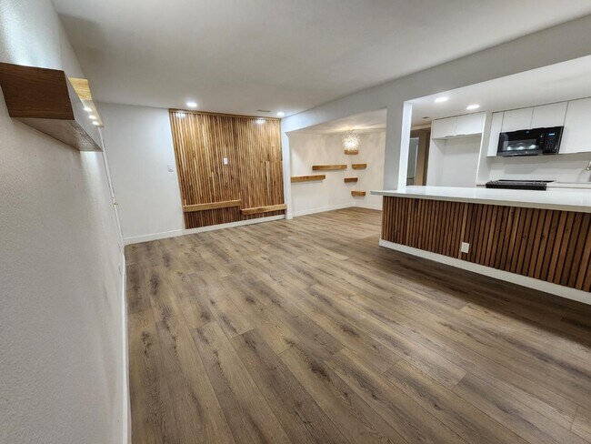 Building Photo - 4981 River Glen Dr