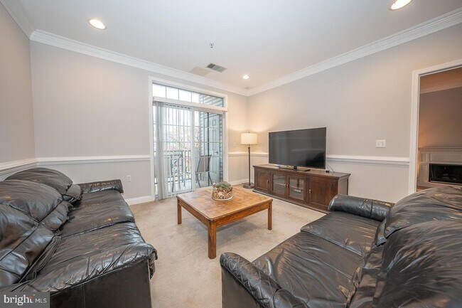 Building Photo - 300 W Elm St