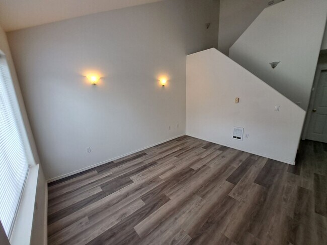 Building Photo - 2 Bed/2 Bath Apartment in NE Bend - Worthington Court