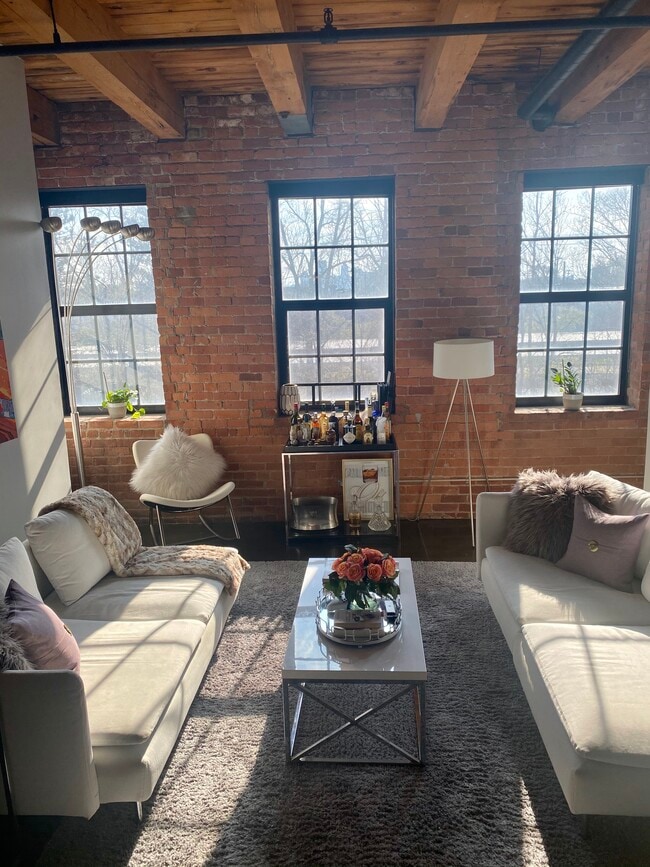 Primary Photo - 6533 E Jefferson Ave