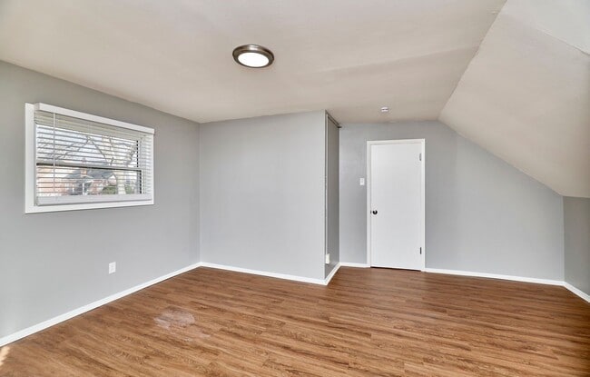 Building Photo - 8601 Belhaven Dr