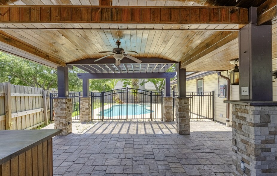 Building Photo - 2162 Saint Martins Dr E
