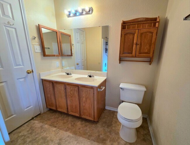 Building Photo - SPACIOUS 2 STORY HOUSE / SPACIOUS YARD / C...