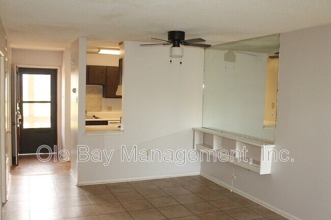 Building Photo - 233 Riverbend Dr