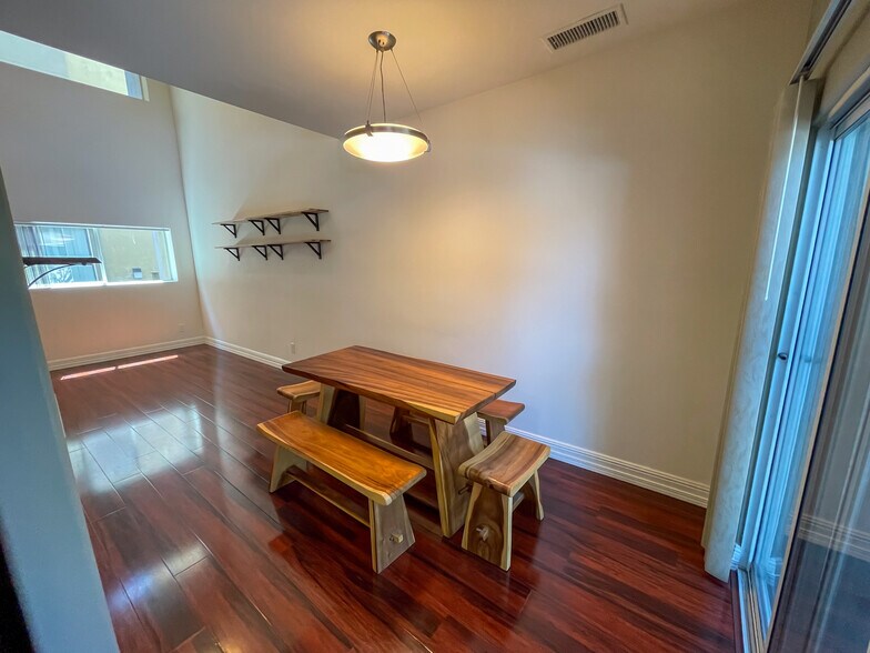 Building Photo - 2027 Beloit Ave