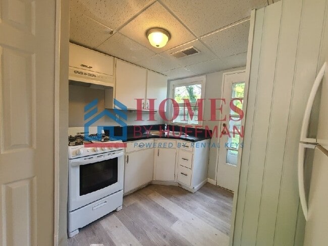 Building Photo - Two Bedroom House