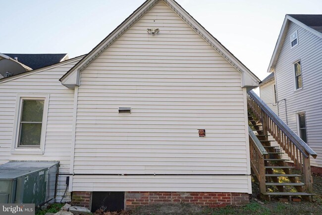 Building Photo - 231 Newton St