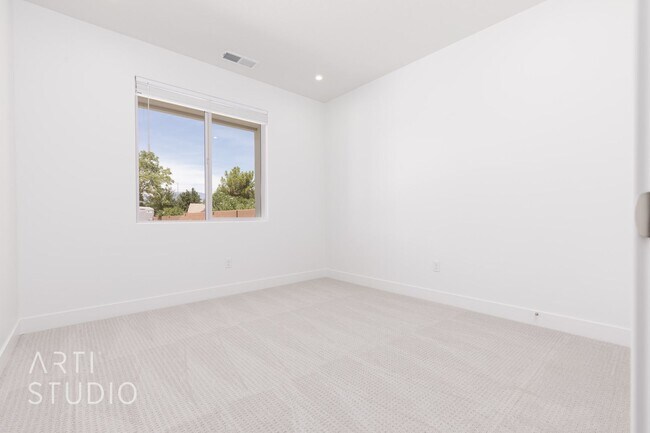 Building Photo - Brand New 3 Bed / 2 Bath Duplex – Modern L...