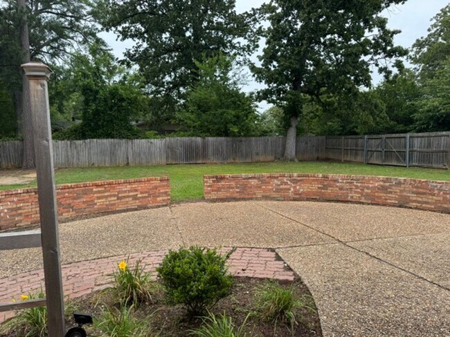 Building Photo - 3/2/2 Fenced Yard LISD Pet Friendly