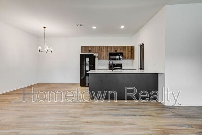 Building Photo - 403 N Cyn Ter