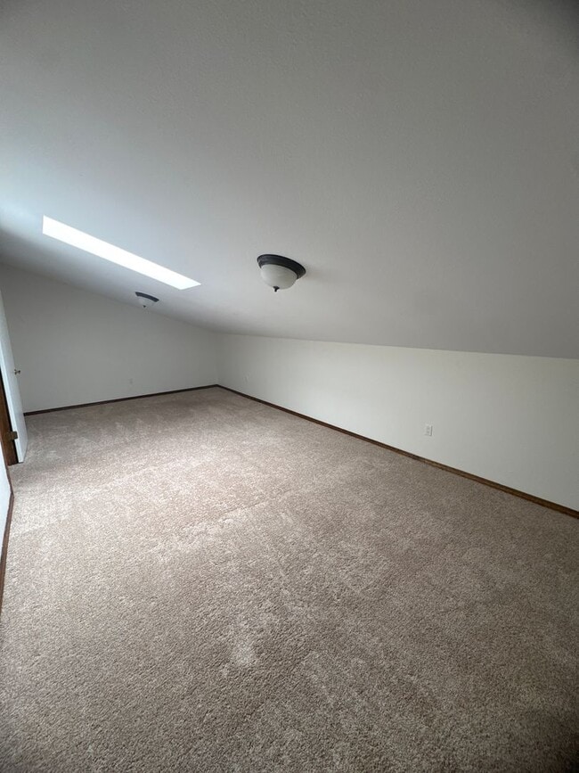 Building Photo - Two-story, four-bedroom, three-bathroom ho...