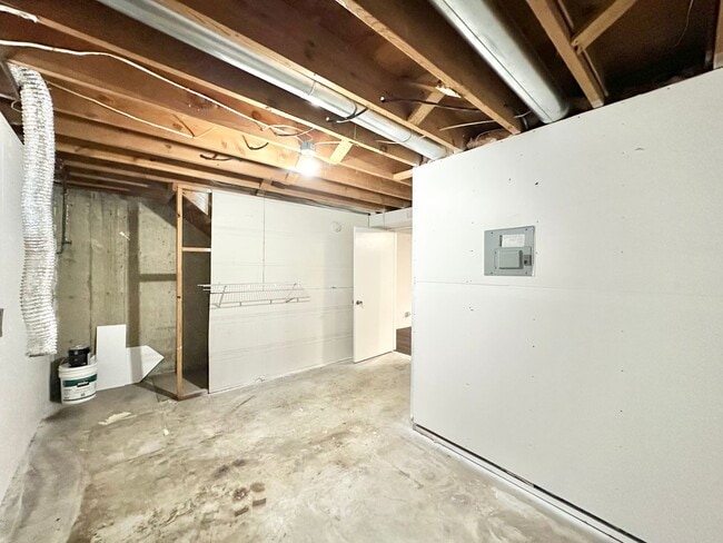 Building Photo - Modern and Spacious Duplex Style Home with...