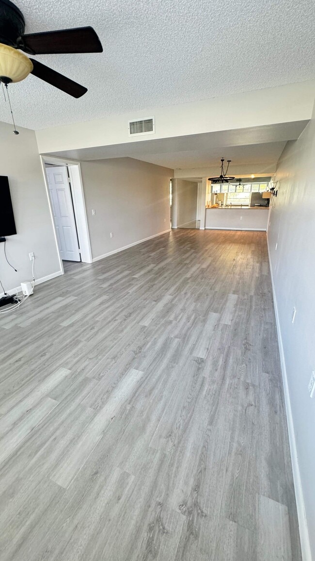 Building Photo - 6049 Balboa Cir