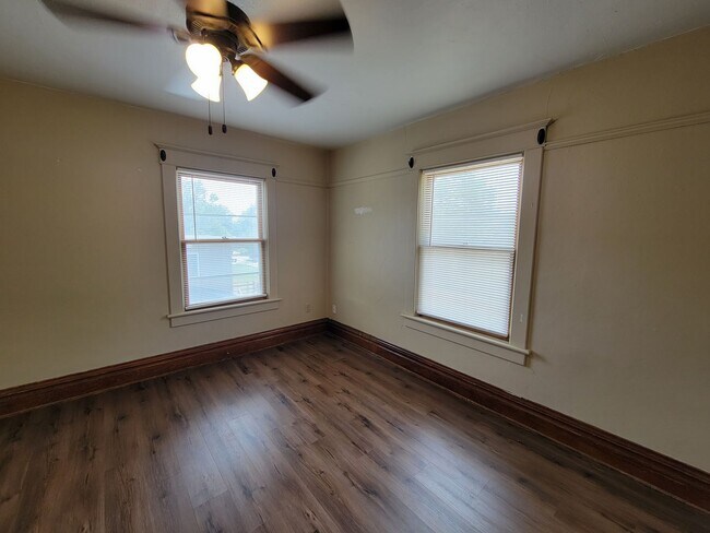 Building Photo - 604 W Seerley Blvd