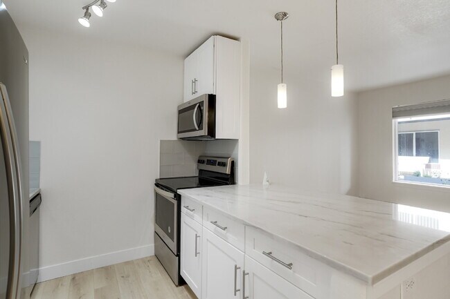 Building Photo - Updated Apartment in The Heart of Jefferson Park