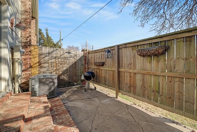 Building Photo - 298 W Mountain St