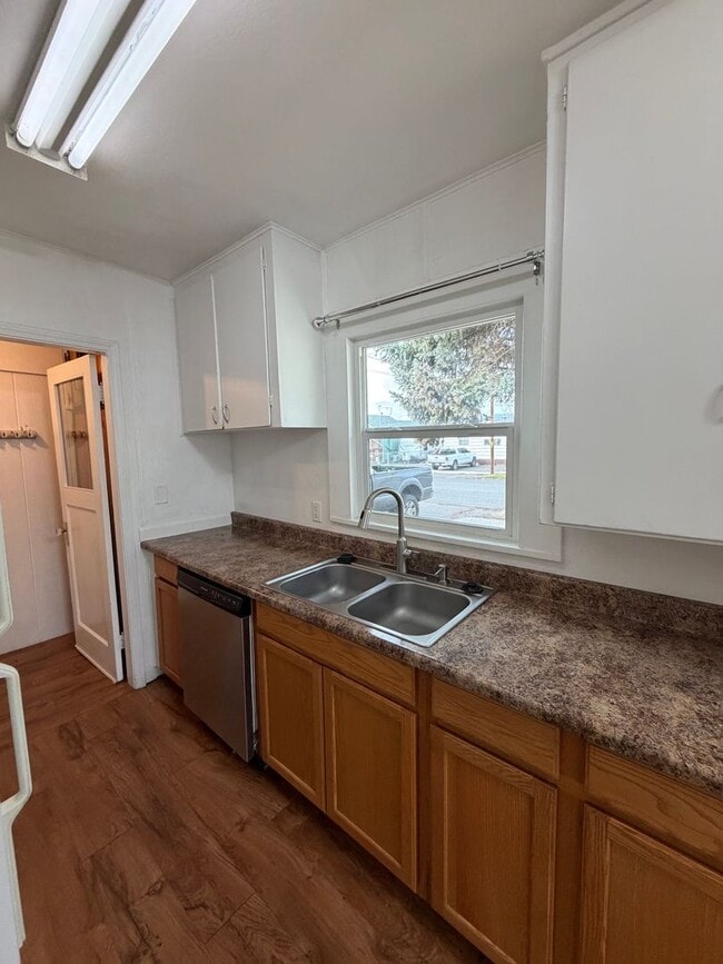 Building Photo - 7 minutes to Sky Lakes Medical Center and Oregon Tech ~Newly renovated 3 bedroom, 1 bath house wi...