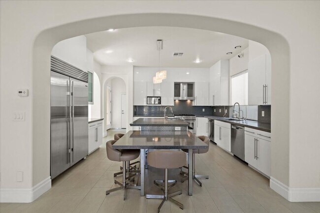 Building Photo - Stunning 5-Bedroom Home on the 12th Hole of Arroyo Golf Course in Red Rock Country Club