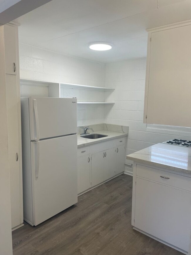 Building Photo - Moiliili/University - Hausten St - 2 Bdrm/1 Bath/No Prkg - $1600