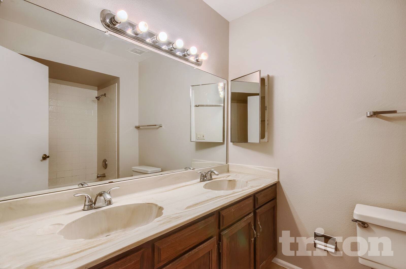 Building Photo - 4201 W Sunnyside Ave