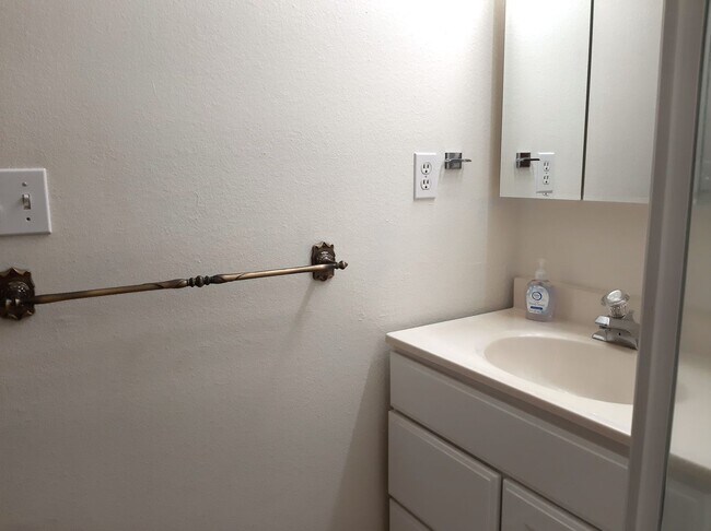 Building Photo - University Place Gem! 2 bedroom with Fireplace!