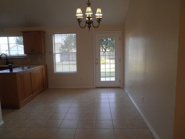 Building Photo - 407 Woodbriar Rd