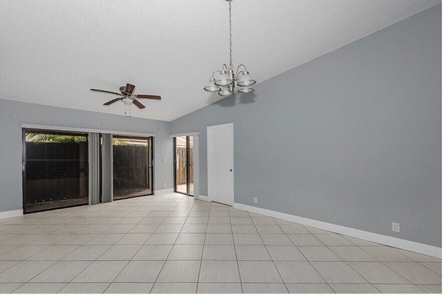 Building Photo - 161 Meadows Dr