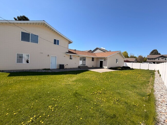 Building Photo - Spacious 3 Bed, 2.5 Bath House in Spokane Valley!