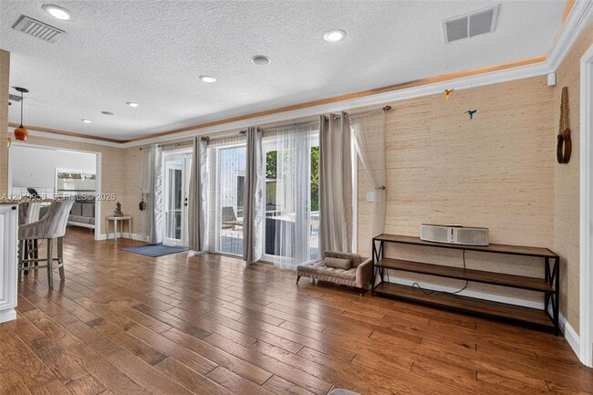 Building Photo - 542 N Cypress Dr