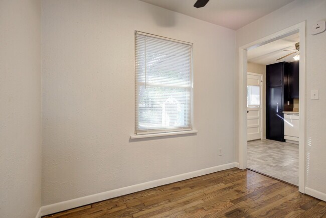 Building Photo - 806 Denison Dr