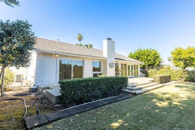 Building Photo - Spacious single level Home with A/C on the Golf Course!