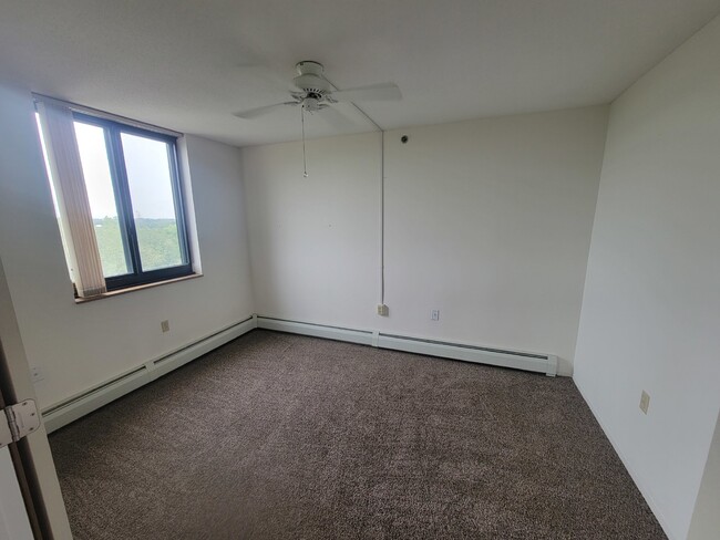 Building Photo - 55+ community for rent - 2 bedroom overloo...