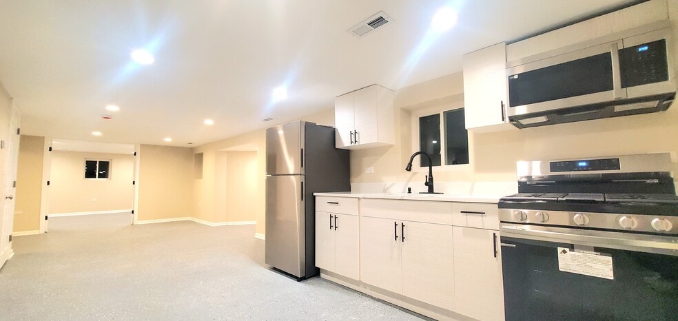 Building Photo - 3658 W Cortland St