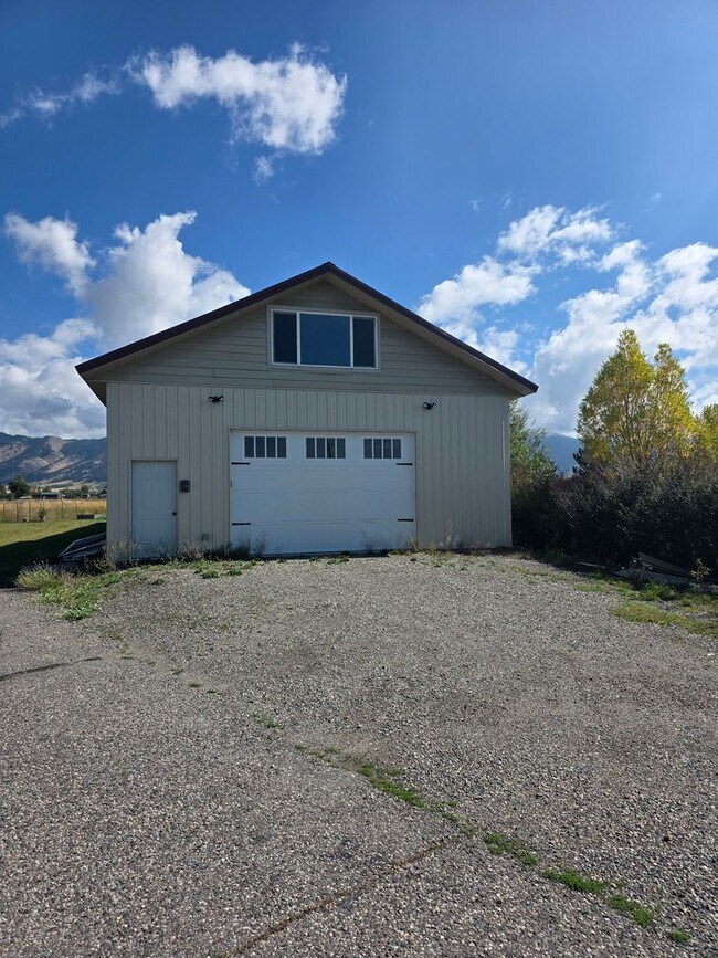 Building Photo - Spacious Country Property On 5 Acres with ...