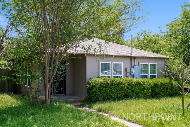 Building Photo - 2 BR/1BA | Newly Renovated Single Family Home |  Gated backyard