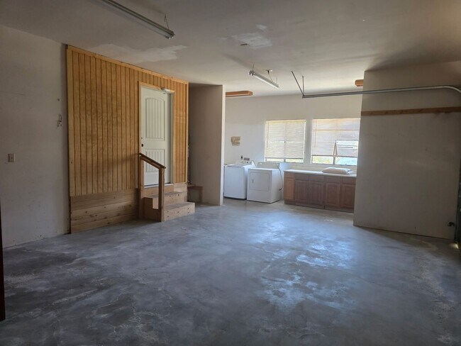 Building Photo - Charming 4BR Home with Mountain Views