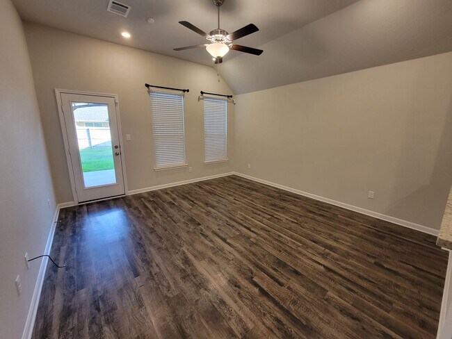 Building Photo - Bryan - 3 bedroom / 2 bath / 2 car garage house with fenced in back yard.