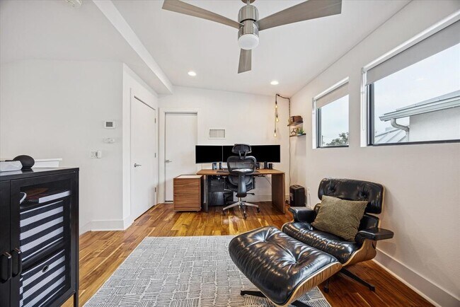 Building Photo - 1011 E 12th St