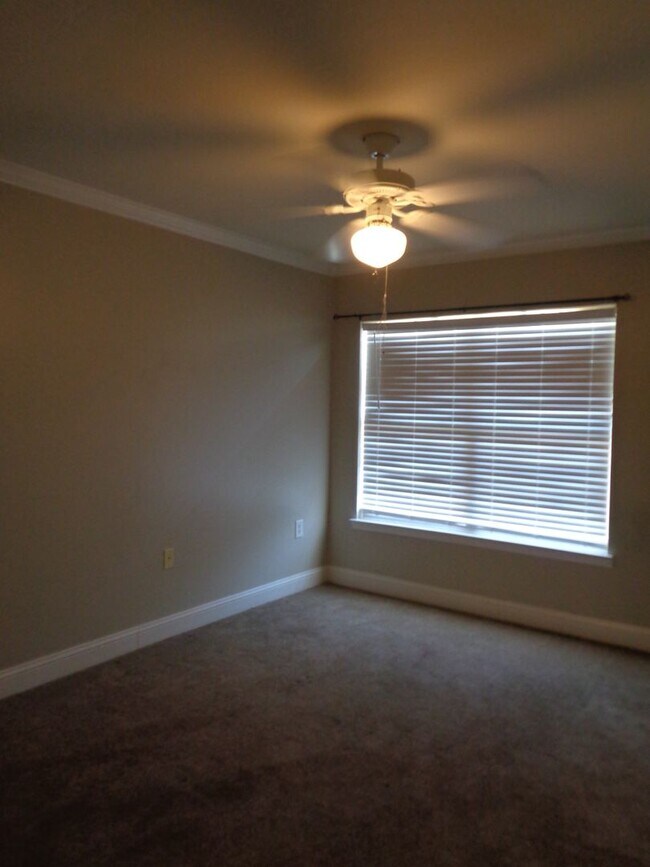 Building Photo - Great Location / Close to Hwy 85 & I-10