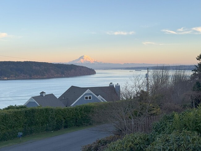 Building Photo - The best of Gig Harbor is Right Here!