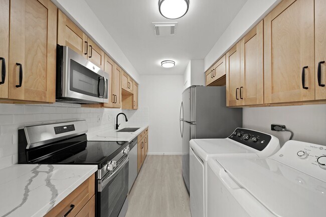 Building Photo - 7949 Ellinger Ln