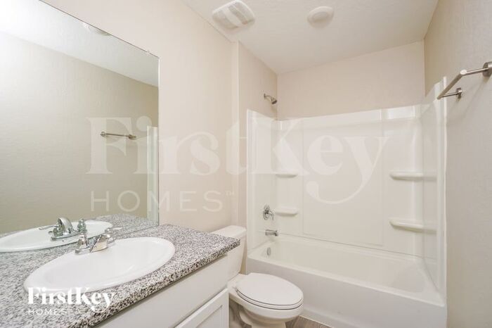 Building Photo - 2425 Double Oak Dr