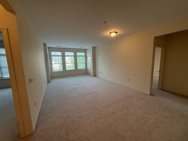 Building Photo - 2-Bedroom Townhome for professionals - The Summit at Shiloh HOA