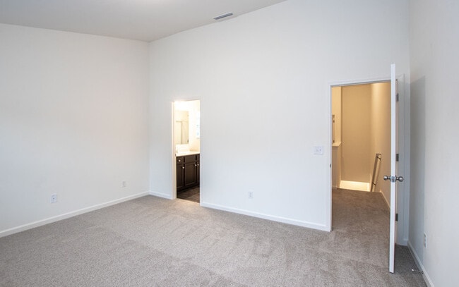 Building Photo - BEAUTIFUL 2 Bedroom Townhome in Midland - January Move In Special 1 Month Free