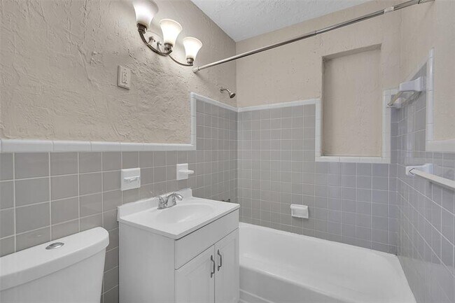 Building Photo - 257 NE 45th Ct