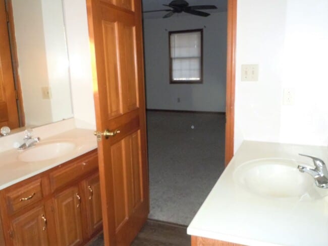 Building Photo - 3-4 Bedroom Executive Home on 5 Acres has 4 Baths and a 3 Car Garage!!