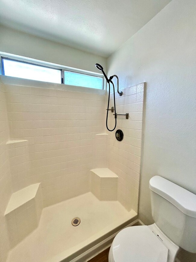 Building Photo - 5 Bed, 2 Bath in Otay Mesa!