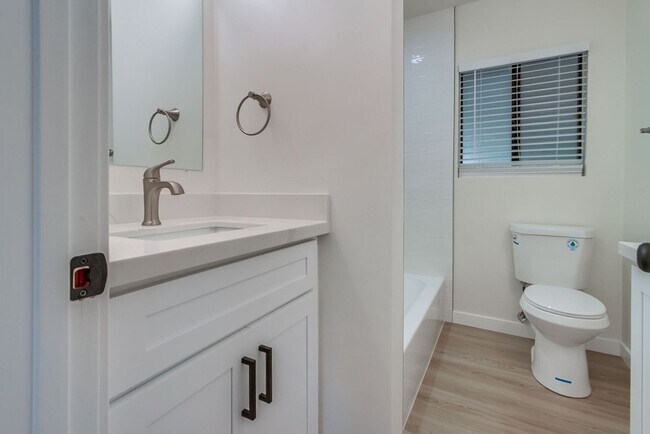 Building Photo - Charming Fully Remodeled 3-Bedroom Home in...