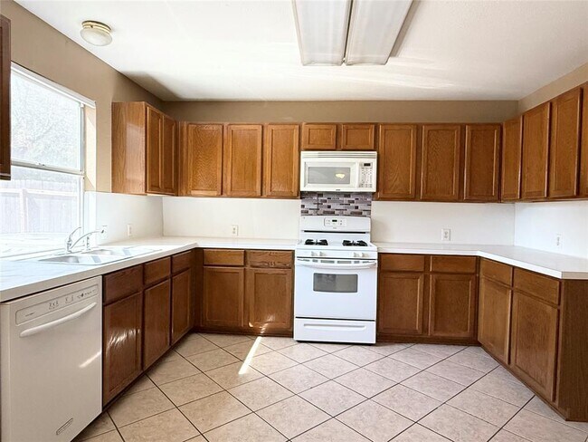 Building Photo - 2011 Lantana Dr