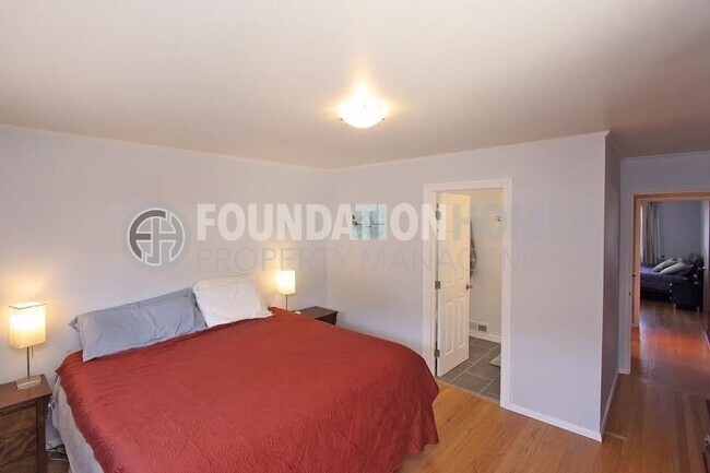 Building Photo - Santa Venetia Charmer 3BD+/2BA-Pool- FOUND...